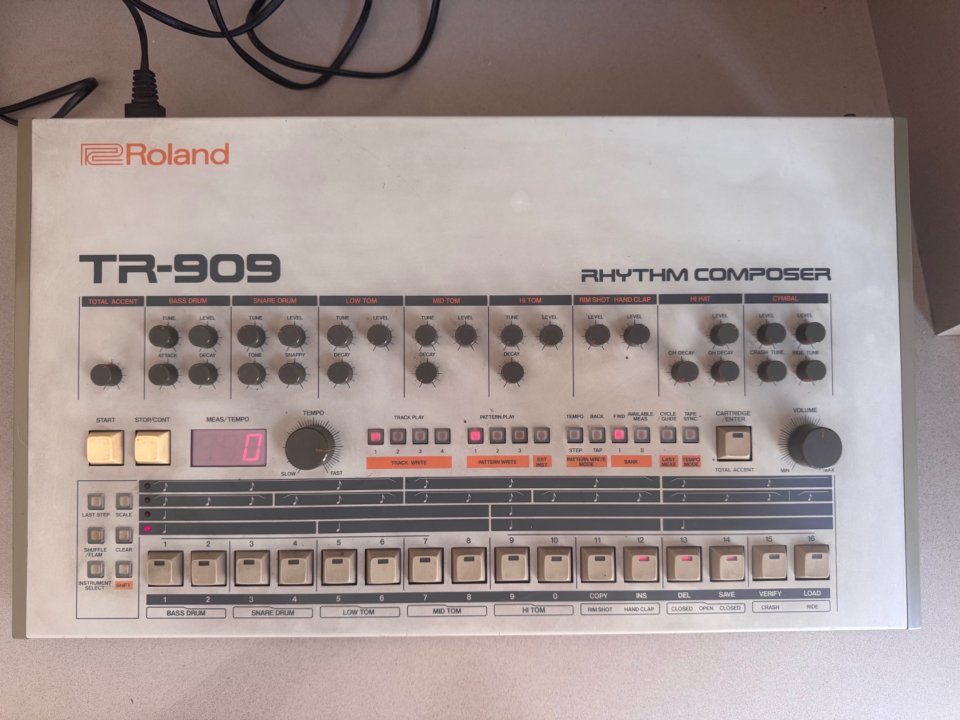 Roland TR 909 Rhythm Composer de segunda mano · Foto 3 de 7 · Barcelona · 4500 €