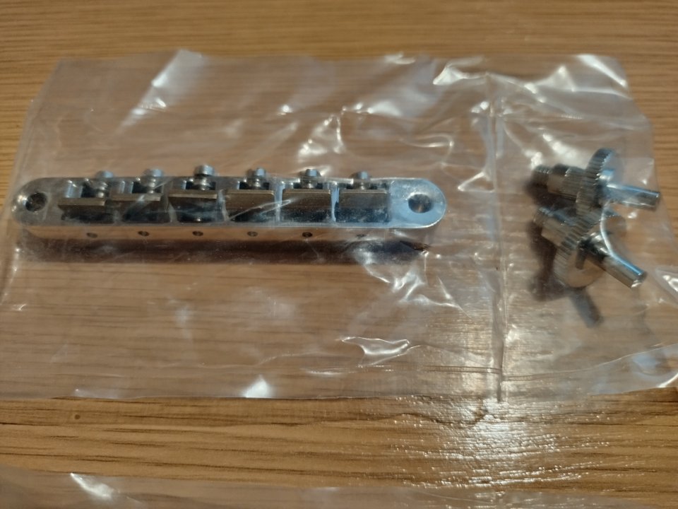 Puentes tune-o-matic uno Epiphone y otro GFS con silletas de latón de segunda mano · Foto 3 de 4 · Madrid · 25 €