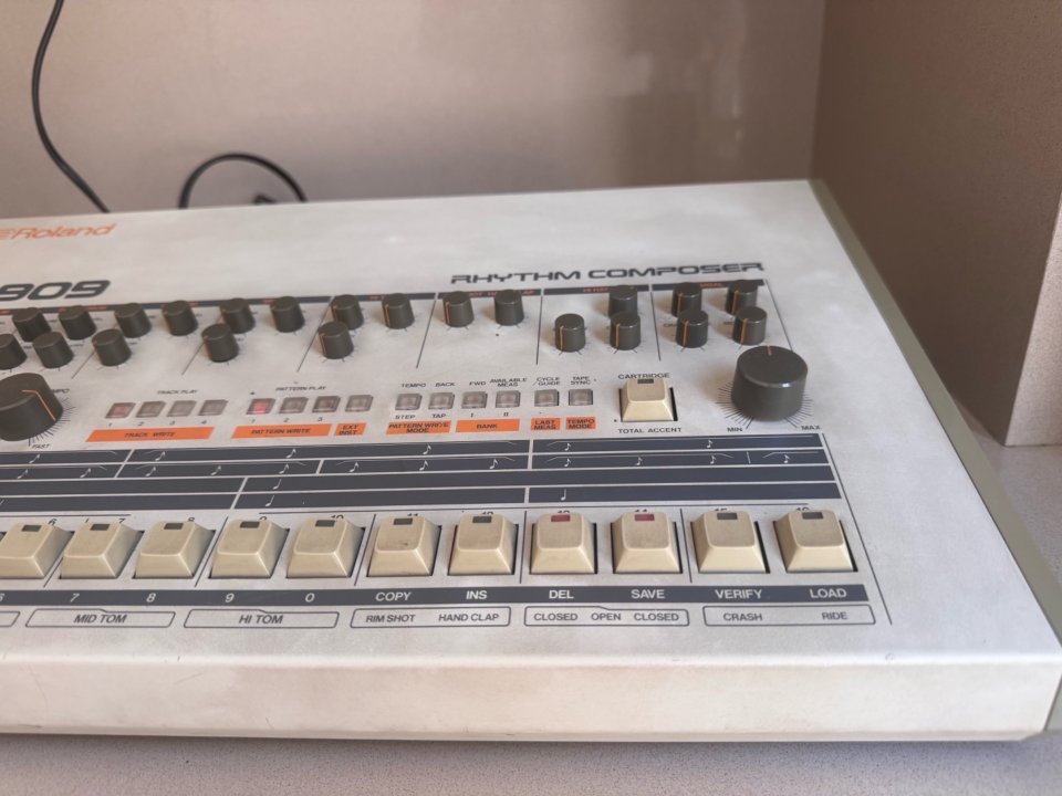 Roland TR 909 Rhythm Composer de segunda mano · Foto 4 de 7 · Barcelona · 4500 €
