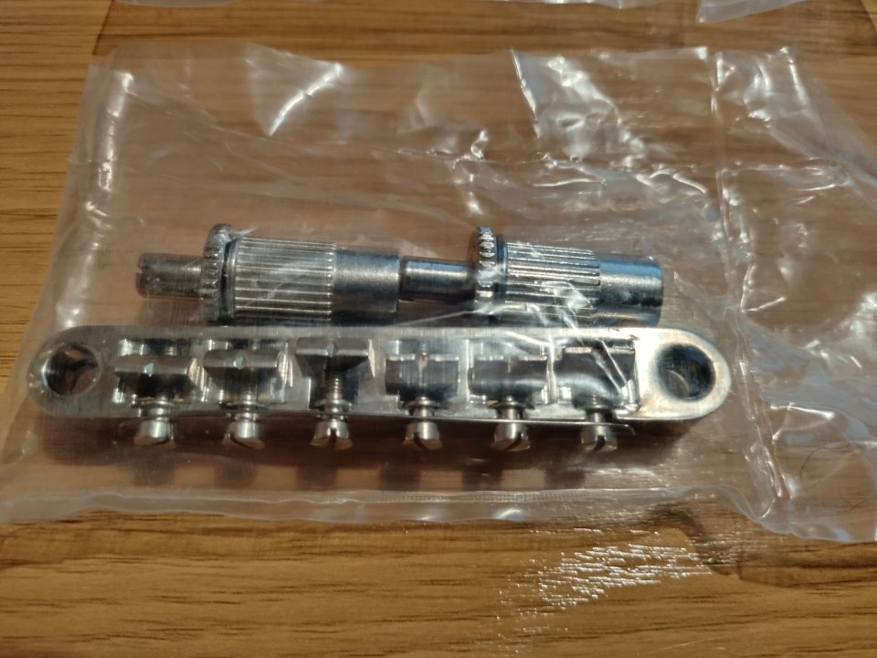 Puentes tune-o-matic uno Epiphone y otro GFS con silletas de latón de segunda mano · Foto 4 de 4 · Madrid · 25 €