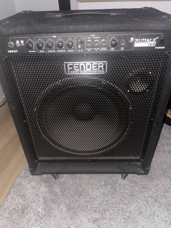 Amplificador Fender Rumble 100 de segunda mano · Foto 1 de 3 · Málaga · 245 €