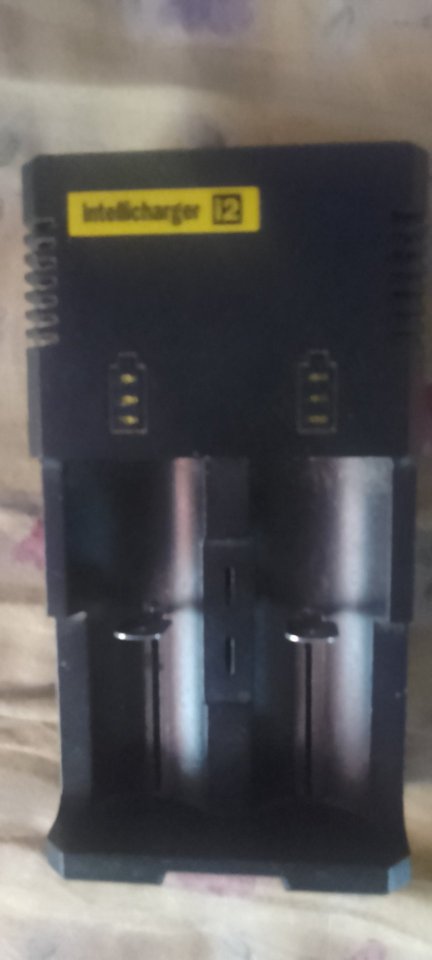 Cargador pilas de voltaje alto y bajo de segunda mano · Jaén · 5 €