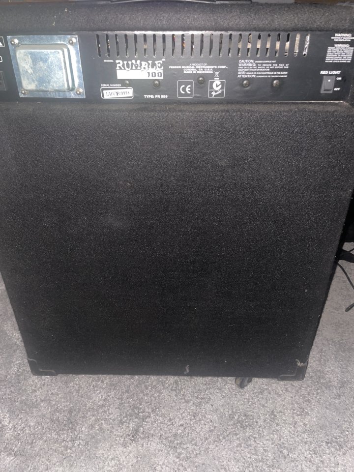 Amplificador Fender Rumble 100 de segunda mano · Foto 2 de 3 · Málaga · 245 €