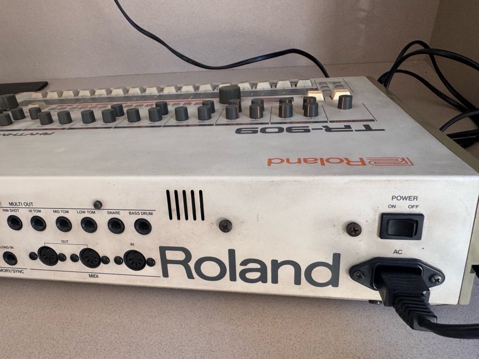Roland TR 909 Rhythm Composer de segunda mano · Foto 7 de 7 · Barcelona · 4500 €