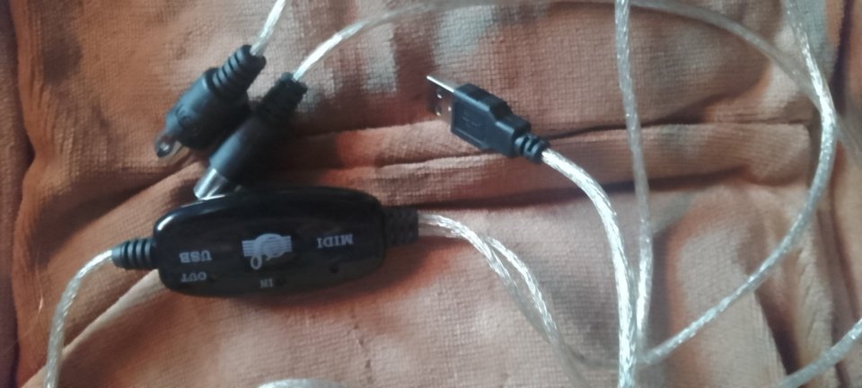 2 adaptadores midi USB de segunda mano · Foto 1 de 2 · Jaén · 10 €