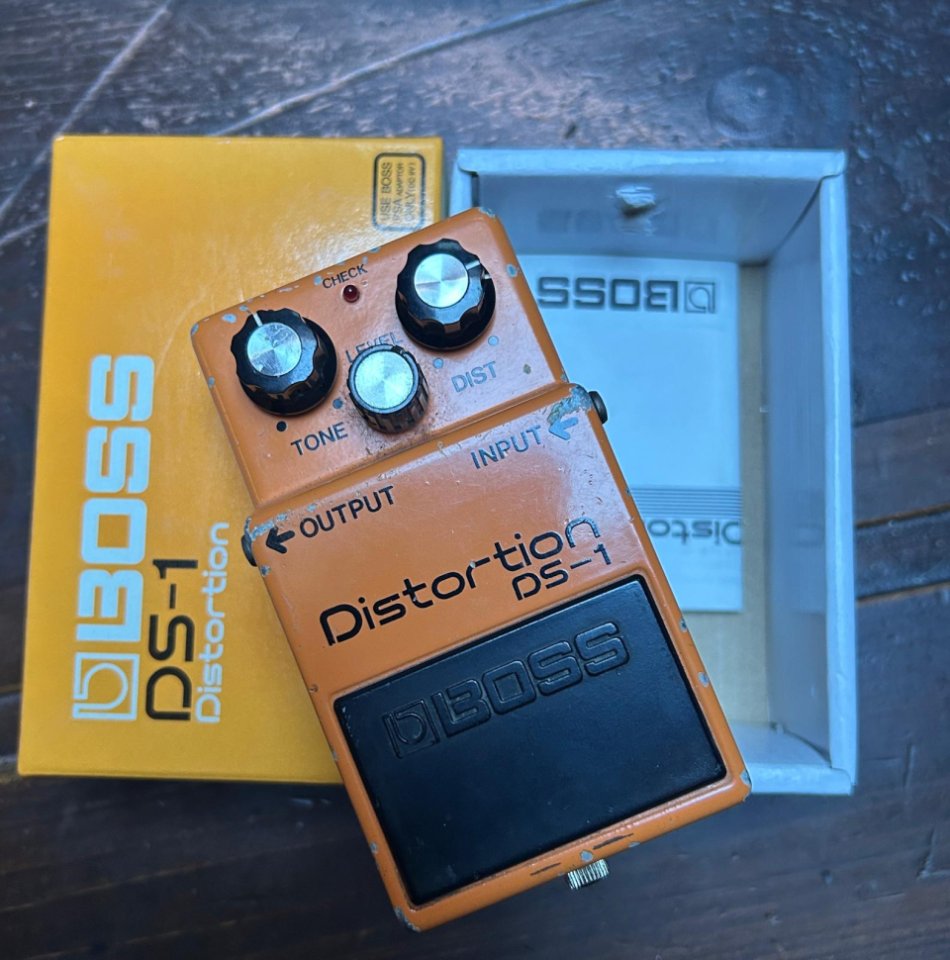 Vintage Boss distortion ds-1 de 1980 , silver screw, japonés black label.