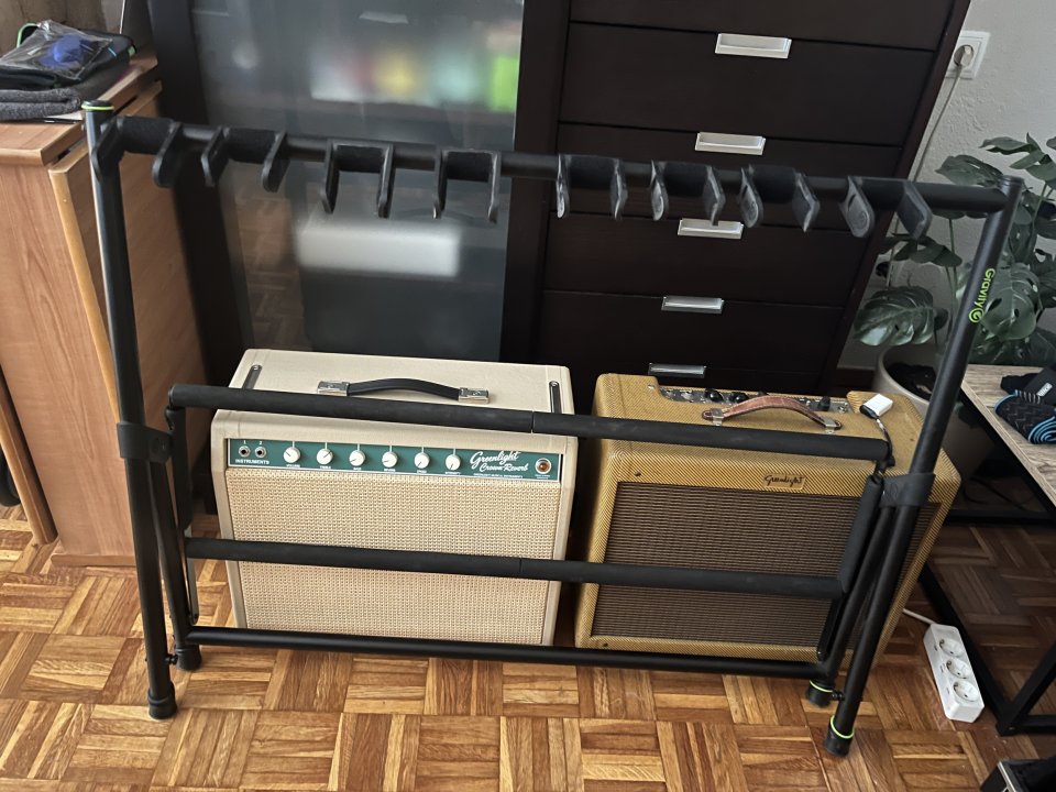 Vendo stand de guitarra y bajo Gravity Vari-G 9 de segunda mano · Foto 1 de 5 · Barcelona · 40 €