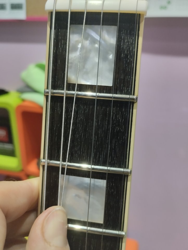 D'Angelico Mini DC con B&B pickups