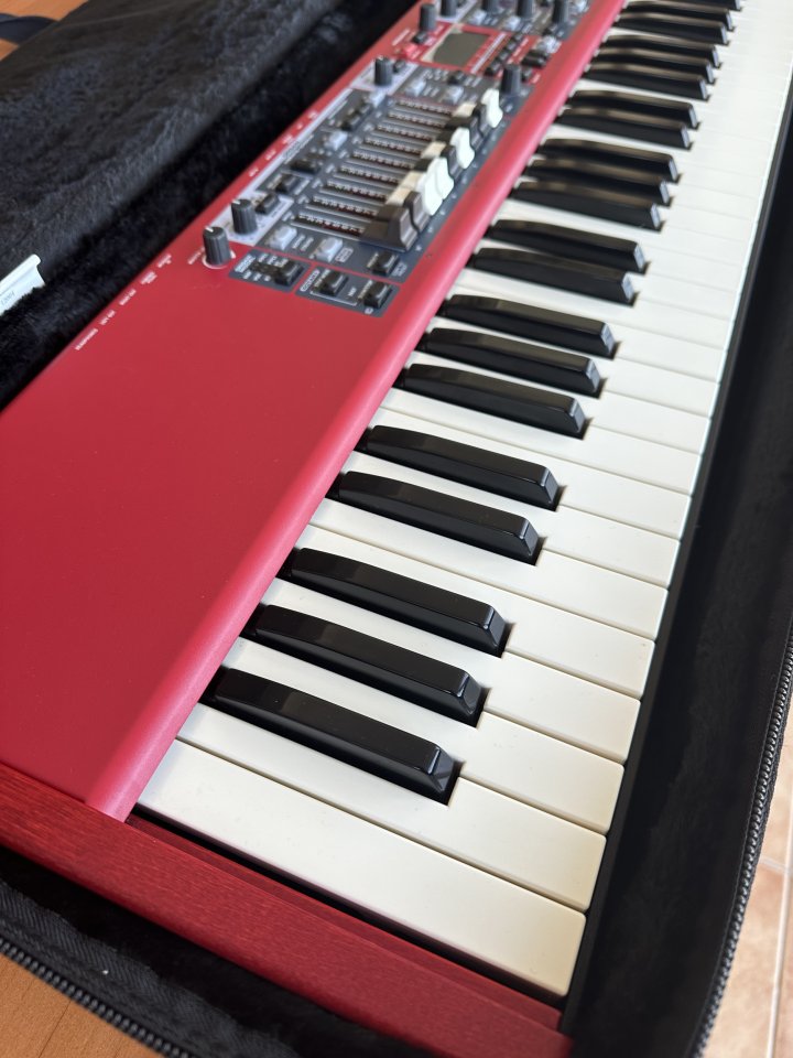 Nord Electro 6D 73 de segunda mano · Foto 2 de 6 · Girona · 1650 €