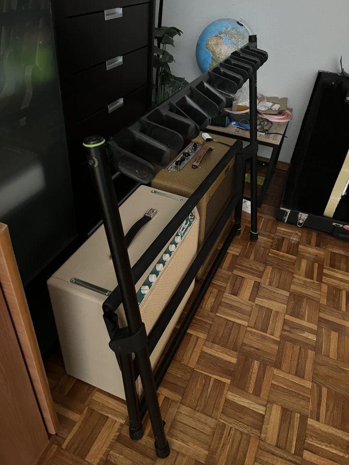 Vendo stand de guitarra y bajo Gravity Vari-G 9 de segunda mano · Foto 2 de 5 · Barcelona · 40 €