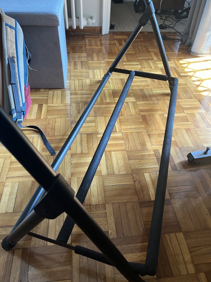 Vendo stand de guitarra y bajo Gravity Vari-G 9 de segunda mano · Foto 4 de 5 · Barcelona · 40 €
