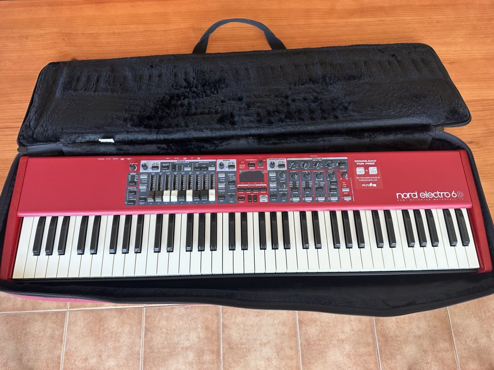 Nord Electro 6D 73 de segunda mano · Foto 4 de 6 · Girona · 1650 €