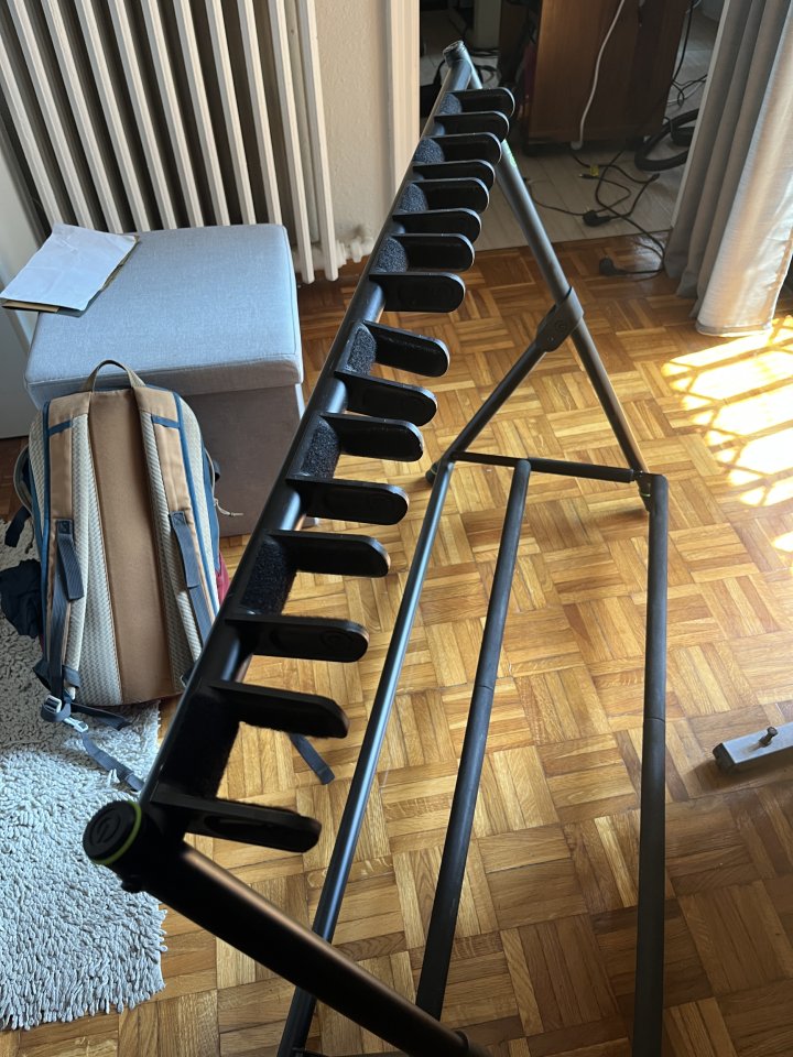 Vendo stand de guitarra y bajo Gravity Vari-G 9 de segunda mano · Foto 3 de 5 · Barcelona · 40 €