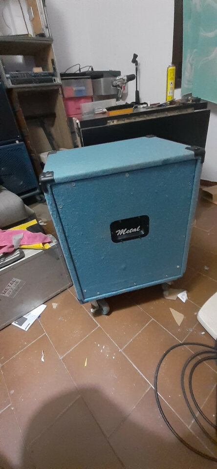 Pantalla artesanal 1x15 madera de aglomerado 18mm tapizada en moqueta azul