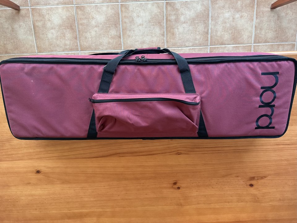Nord Electro 6D 73 de segunda mano · Foto 5 de 6 · Girona · 1650 €