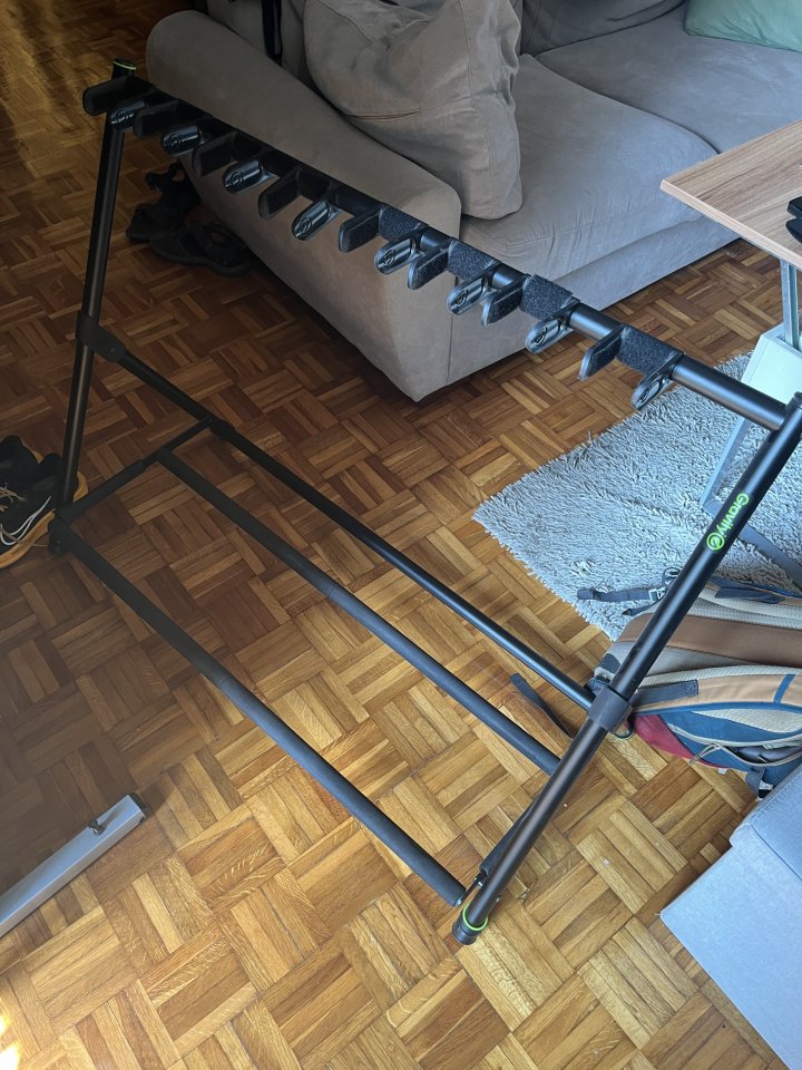 Vendo stand de guitarra y bajo Gravity Vari-G 9 de segunda mano · Foto 5 de 5 · Barcelona · 40 €