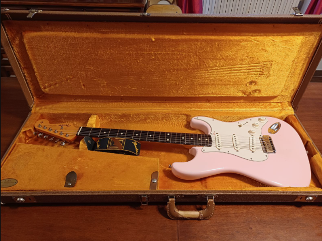 Fender AVRI 62 Stratocaster 2003 Pink de segunda mano · Foto 1 de 9 · Cantabria · 1600 €