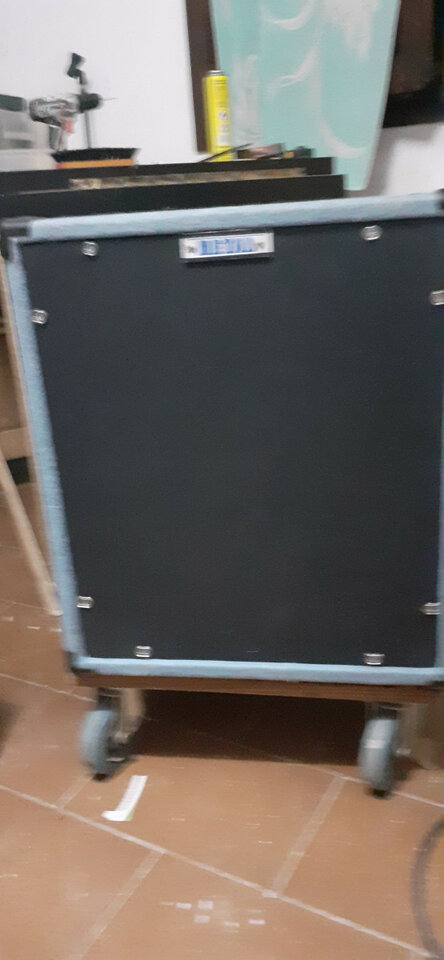 Pantalla artesanal 1x15 madera de aglomerado 18mm tapizada en moqueta azul