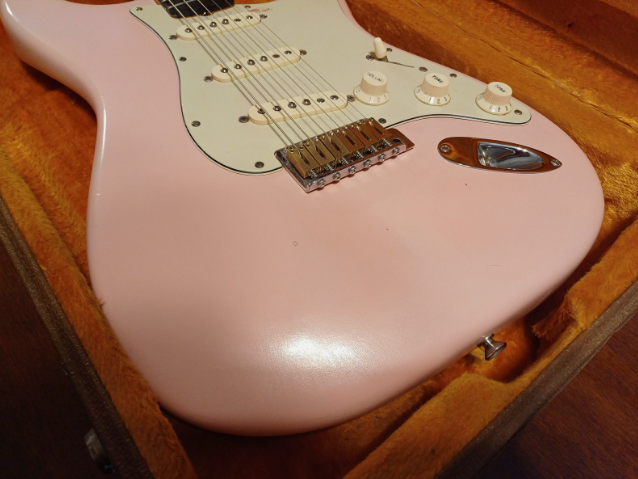 Fender AVRI 62 Stratocaster 2003 Pink de segunda mano · Foto 3 de 9 · Cantabria · 1600 €
