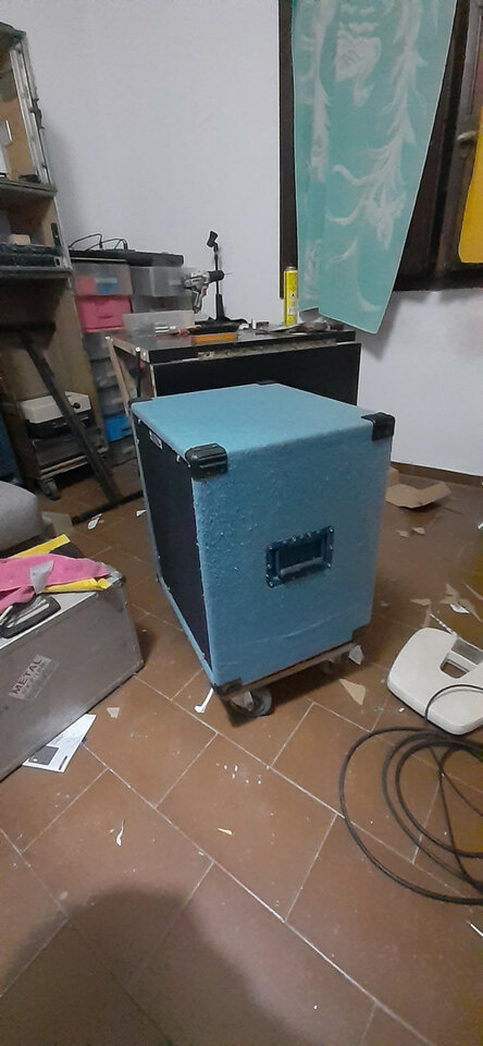 Pantalla artesanal 1x15 madera de aglomerado 18mm tapizada en moqueta azul