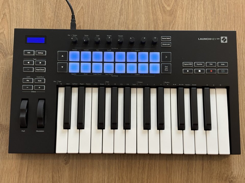 Teclado controlador Novation Launchkey 25 MK3