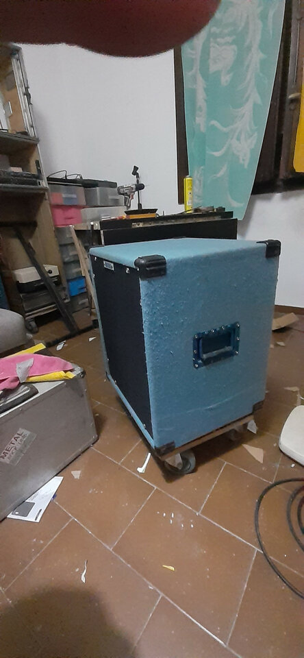 Pantalla artesanal 1x15 madera de aglomerado 18mm tapizada en moqueta azul