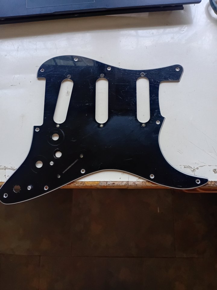 Cuerpo de fresno strato regalo golpeador de segunda mano · Foto 7 de 7 · Castellón · 40 €