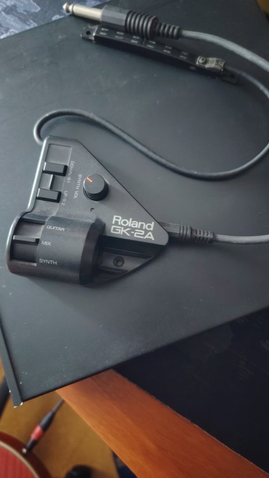 Roland GI-10 Interface MIDI y Pastilla Roland GK-2A