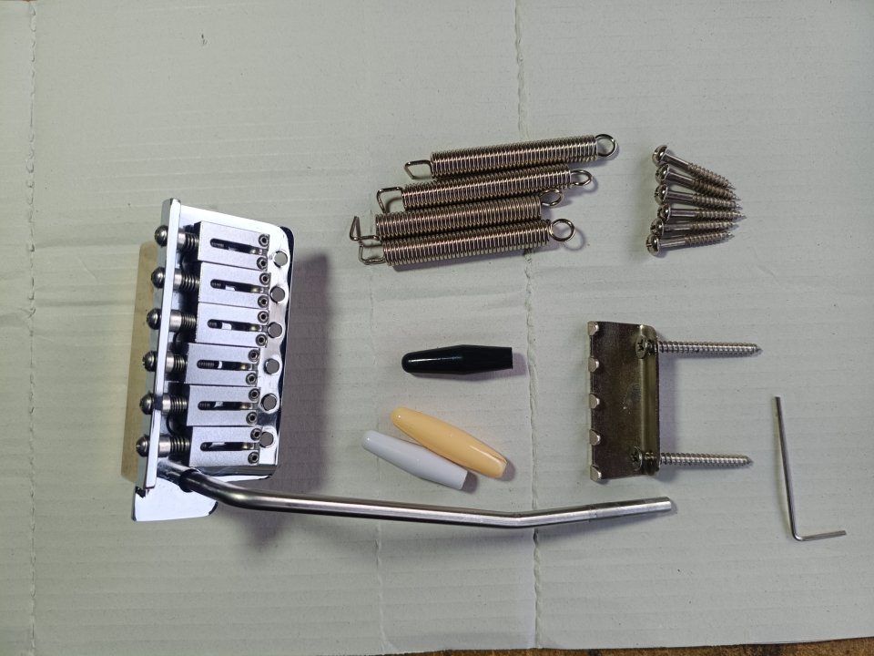 Puente tremolo 6 tornillos - bloque latón 42mm - espaciado 52.5mm de segunda mano · Foto 1 de 4 · A Coruña · 60 €