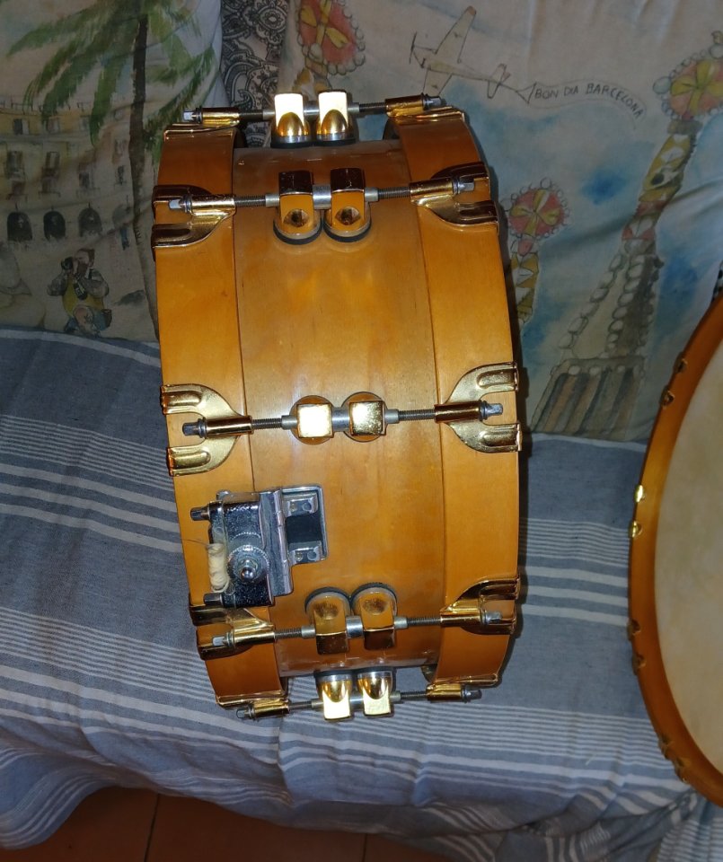 Venc una caixa/tabal/clara Premier Signia amb rutlles de fusta.