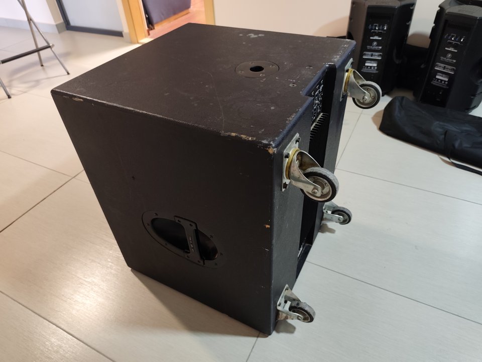 Subgrave Mackie SWA1801 de segunda mano · Foto 5 de 6 · Sevilla · 500 €