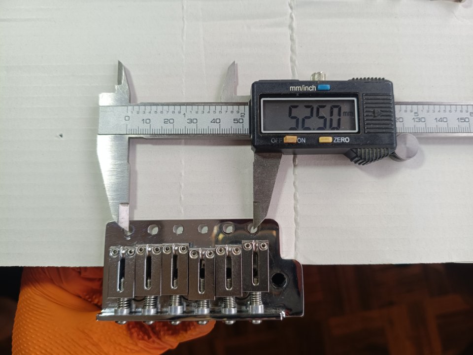 Puente tremolo 6 tornillos - bloque latón 42mm - espaciado 52.5mm de segunda mano · Foto 2 de 4 · A Coruña · 60 €