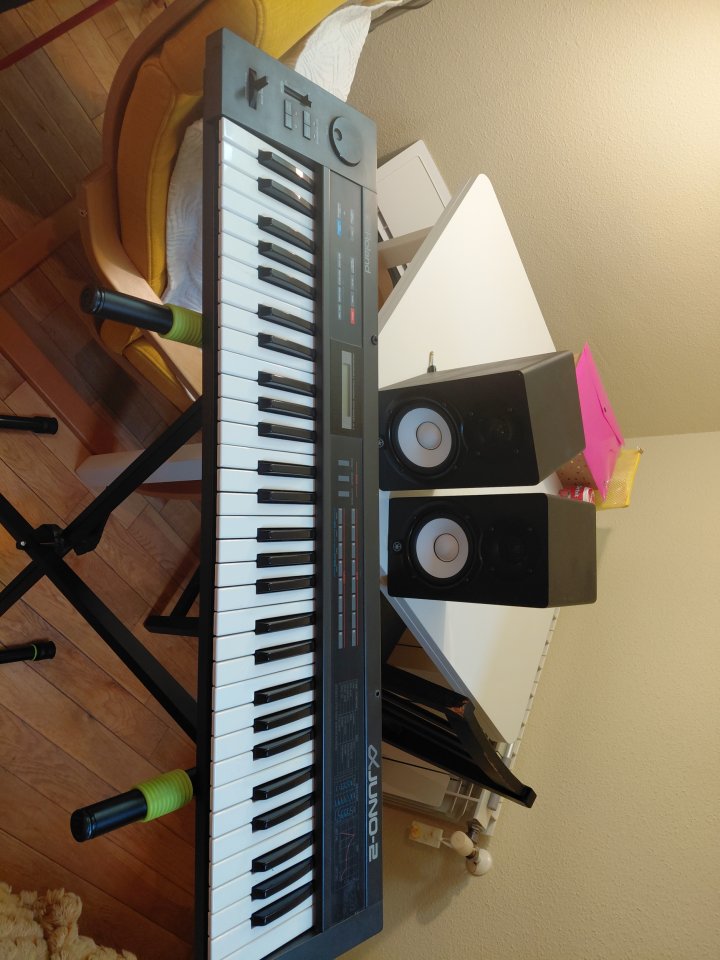 sintetizador Roland alpha juno2 con altavoces Yamaha de segunda mano · Madrid · 750 €