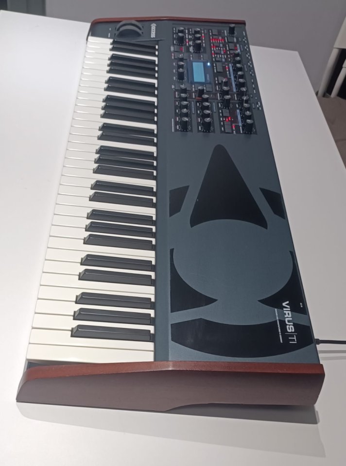 Sintetizador Access Virus Ti (61 Teclas) de segunda mano · Foto 3 de 9 · Barcelona · 1450 €