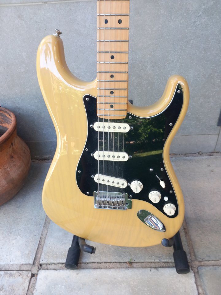 Fender de luxe stratocaster de segunda mano · Foto 3 de 9 · Zaragoza · 750 €