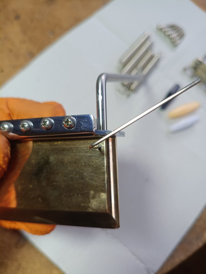 Puente tremolo 6 tornillos - bloque latón 42mm - espaciado 52.5mm de segunda mano · Foto 4 de 4 · A Coruña · 60 €