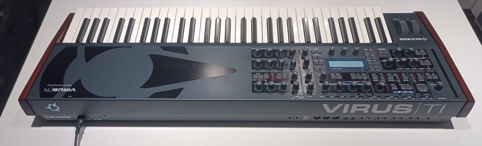 Sintetizador Access Virus Ti (61 Teclas) de segunda mano · Foto 4 de 9 · Barcelona · 1450 €