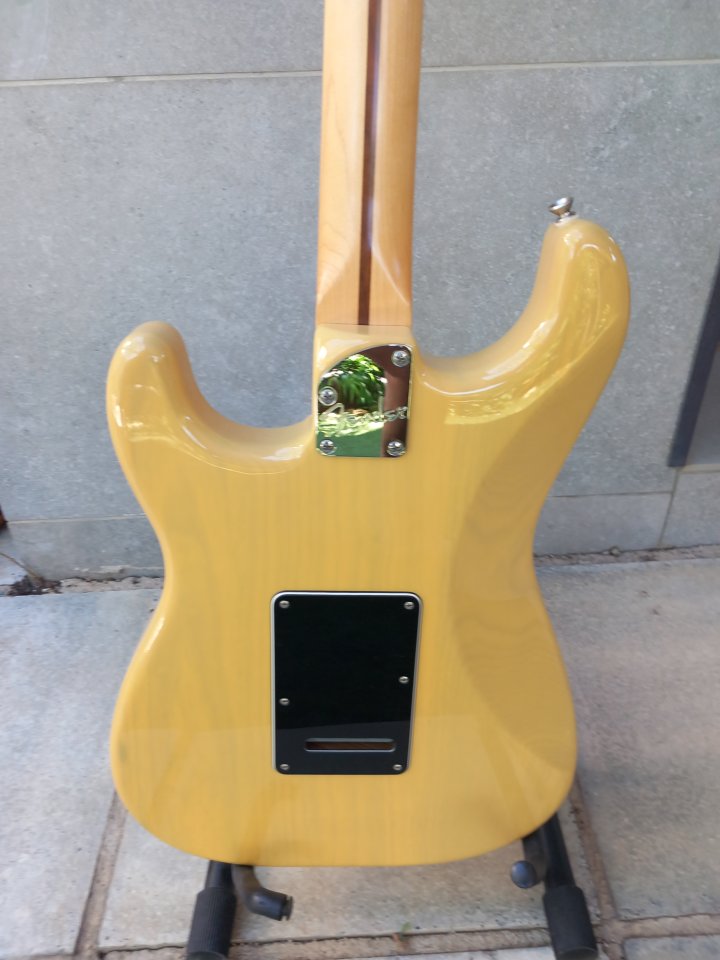 Fender de luxe stratocaster de segunda mano · Foto 6 de 9 · Zaragoza · 750 €