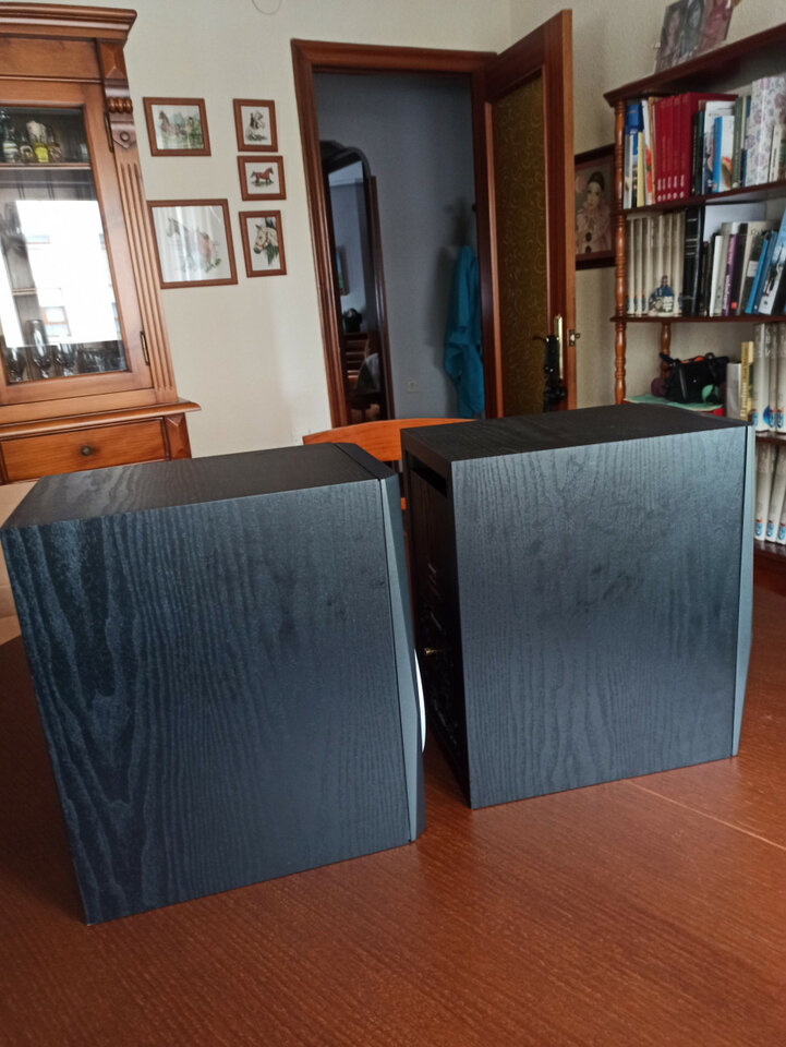 Monitores de estudio Dynaudio BM5 Mk3 + stands de mesa + stands de suelo