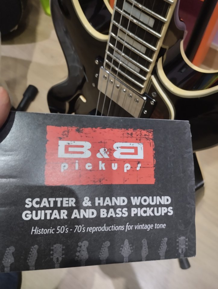 D'Angelico Mini DC con B&B pickups