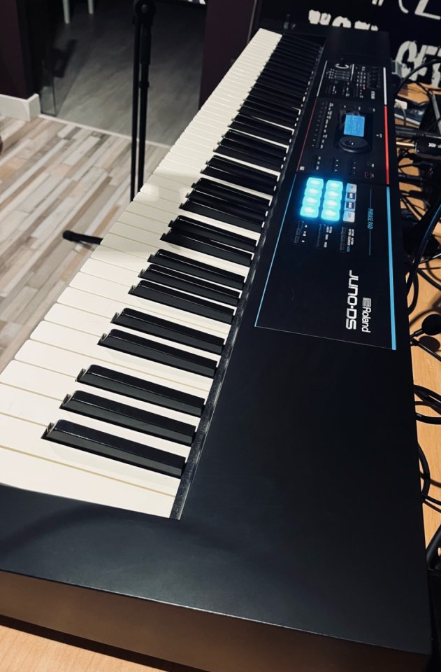 Roland Juno DS88 - Como Nuevo. Comprado Abr. 2024, con Garantía. Envío en embalaje original