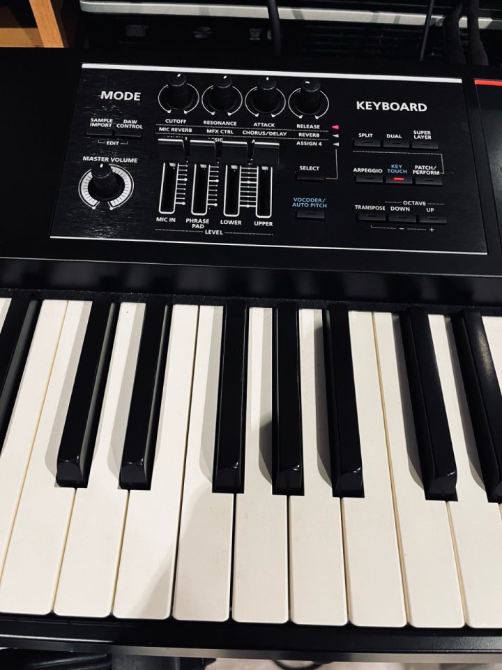 Roland Juno DS88 - Como Nuevo. Comprado Abr. 2024, con Garantía. Envío en embalaje original