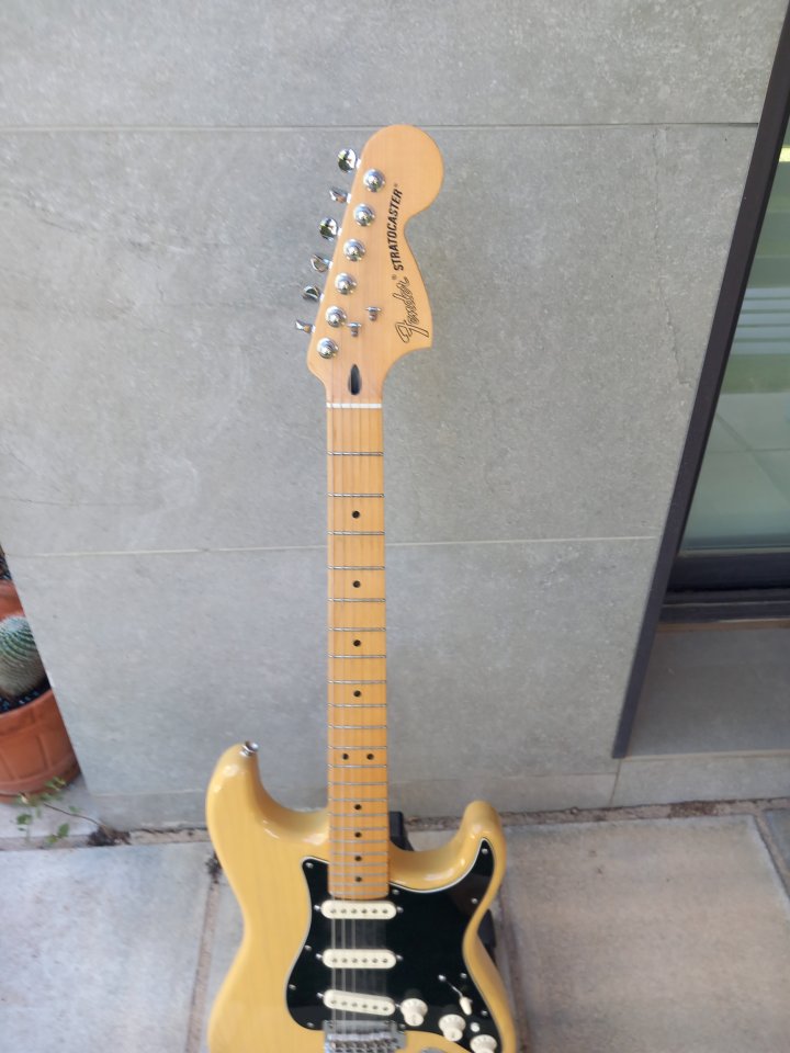 Fender de luxe stratocaster de segunda mano · Foto 8 de 9 · Zaragoza · 750 €
