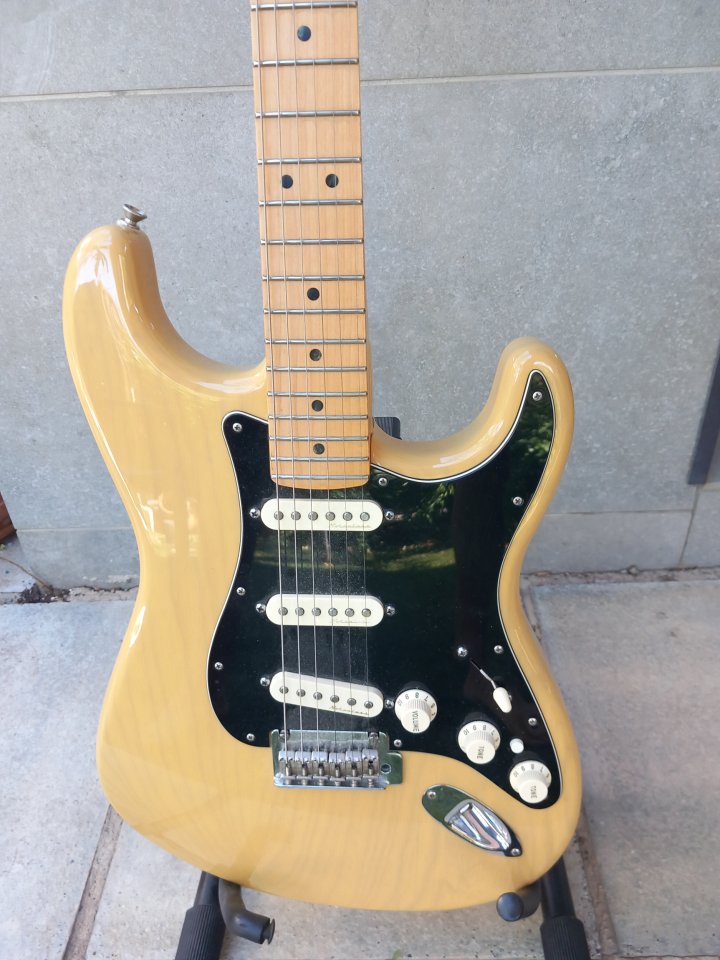 Fender de luxe stratocaster de segunda mano · Foto 9 de 9 · Zaragoza · 750 €