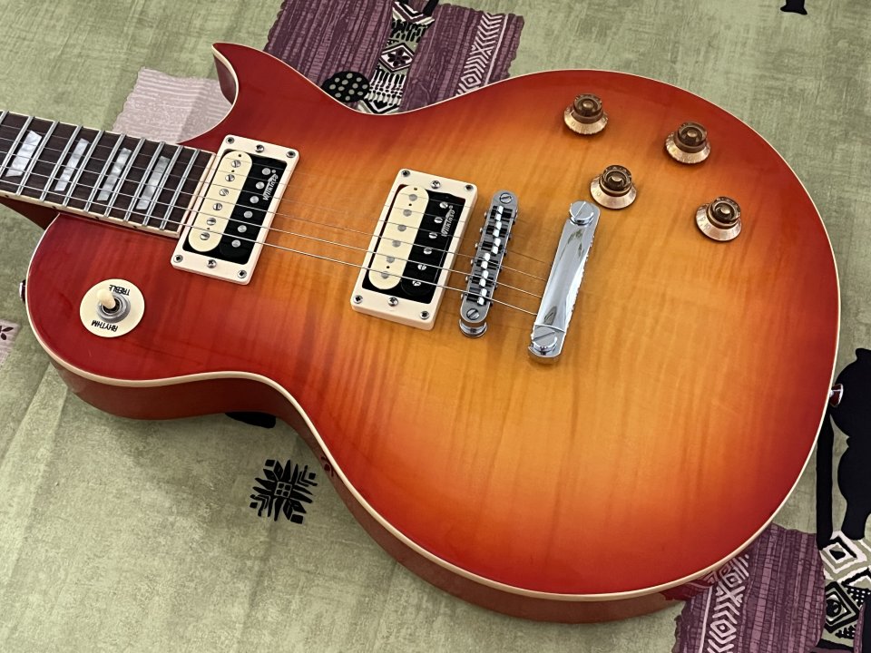 Vintage V100 Les Paul Flame Cherry Sunburst con estuche