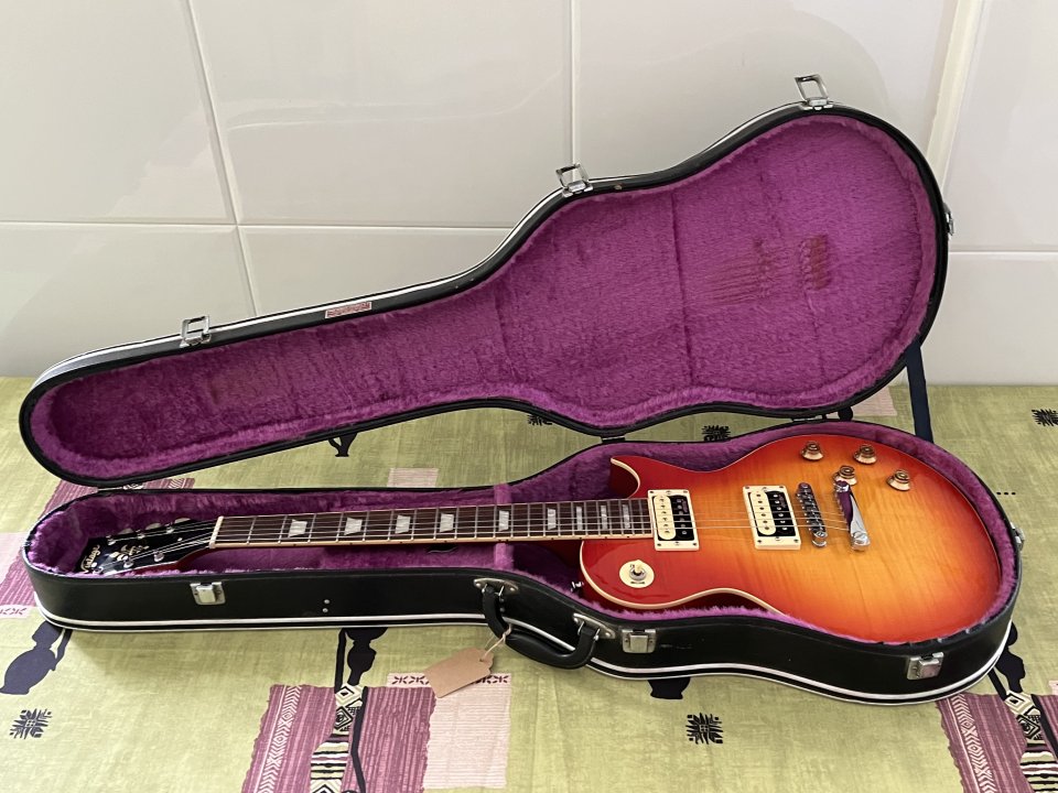 Vintage V100 Les Paul Flame Cherry Sunburst con estuche