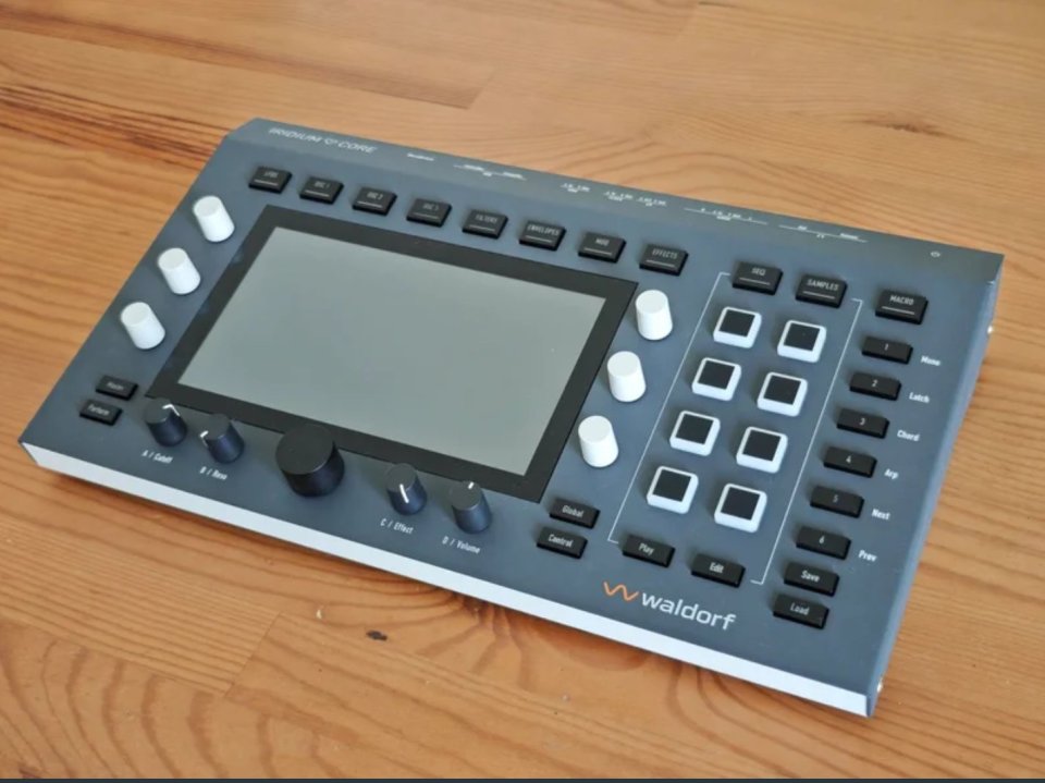 Waldorf Iridium Core + extras de segunda mano · Foto 4 de 8 · Granada · 995 €