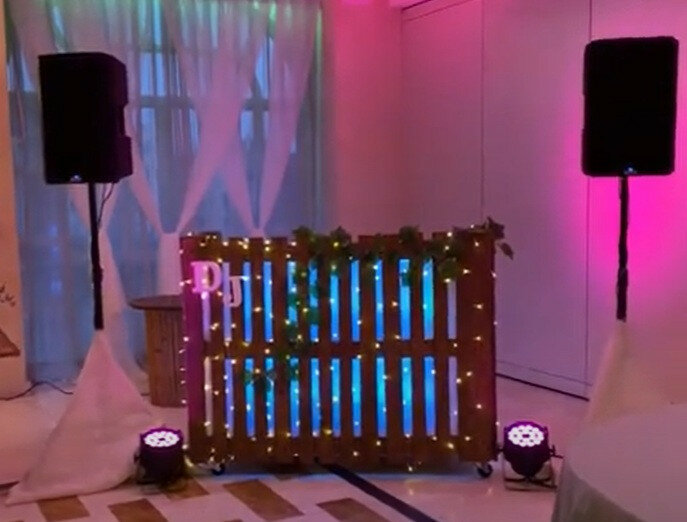 Cabina DJ madera iluminada