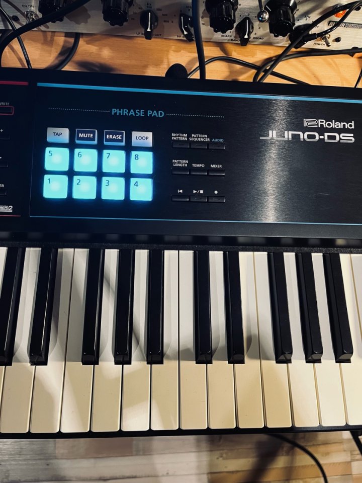 Roland Juno DS88 - Como Nuevo. Comprado Abr. 2024, con Garantía. Envío en embalaje original