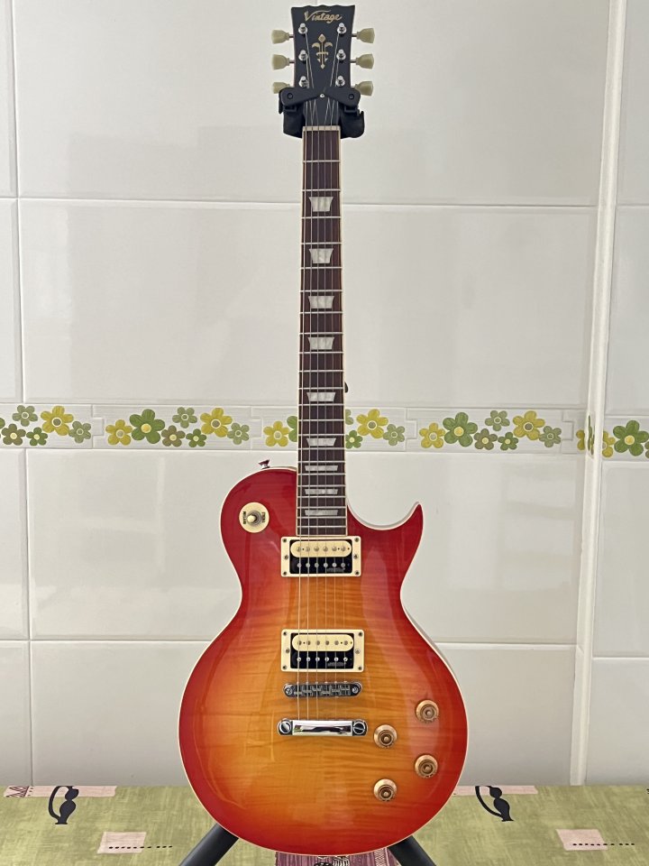 Vintage V100 Les Paul Flame Cherry Sunburst con estuche